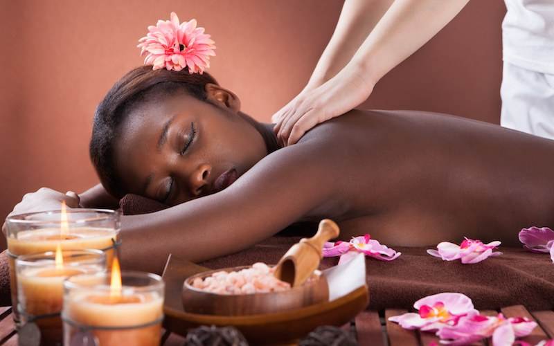 Massaggiatrice, estetista africana incentro benessere con sauna!