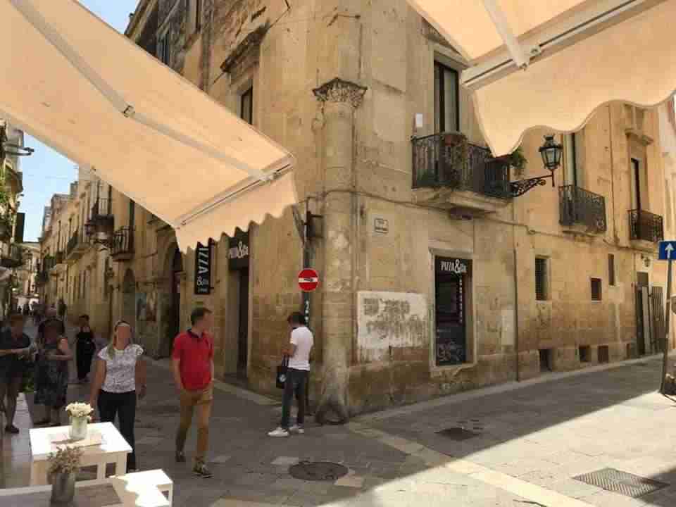 Affittasi locale commerciale posto al piano terra di Palazzo Luperto, in vico S. Venera, a Lecce.
